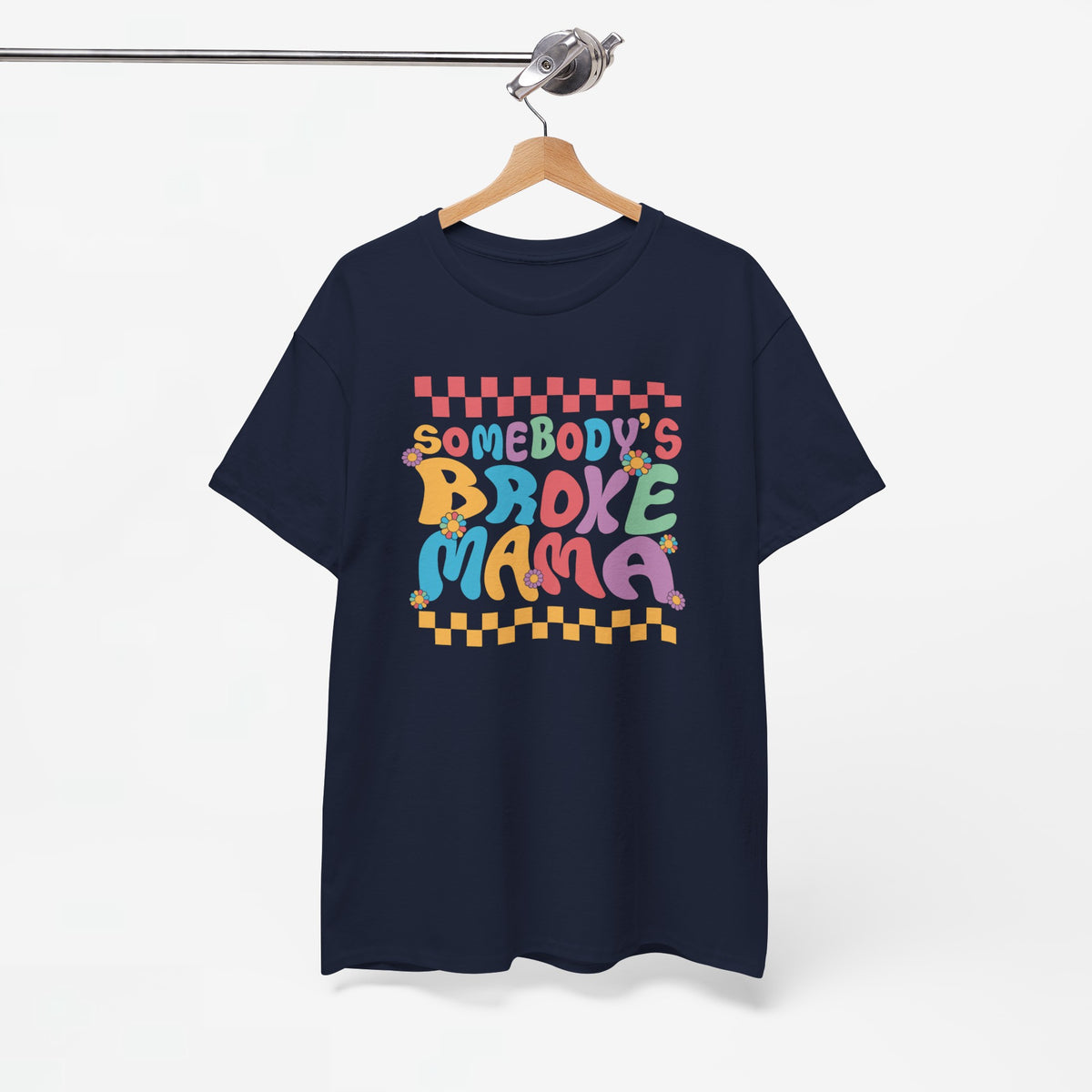 Donkerblauw T-shirt met ronde hals en kleurrijke 'Somebody's Broke Mama'-print