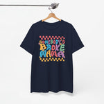 Donkerblauw T-shirt met ronde hals en kleurrijke 'Somebody's Broke Mama'-print