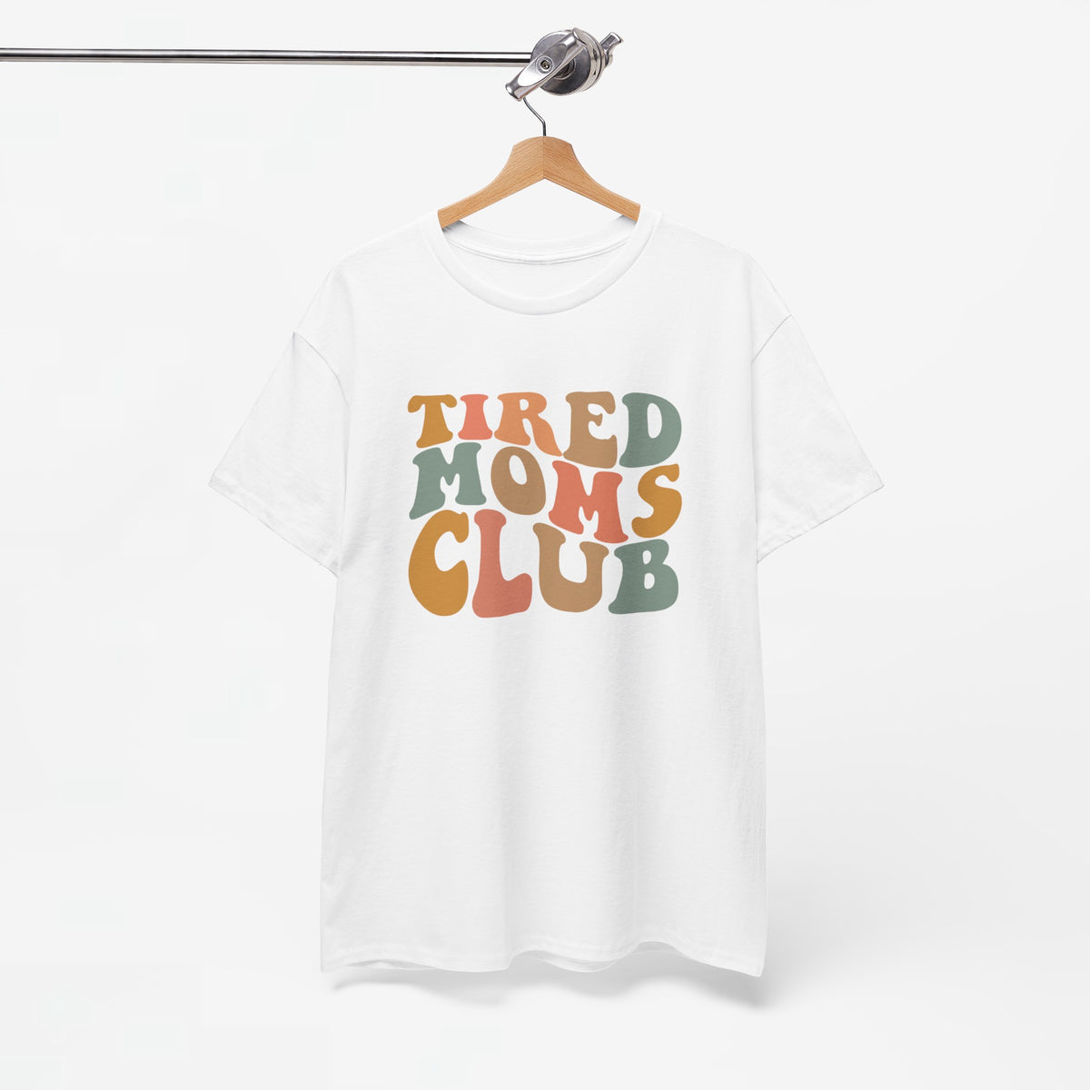 Wit T-shirt met ronde hals en 'Tired Moms Club' borstprint.
