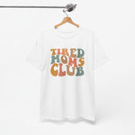 Wit T-shirt met ronde hals en 'Tired Moms Club' borstprint.