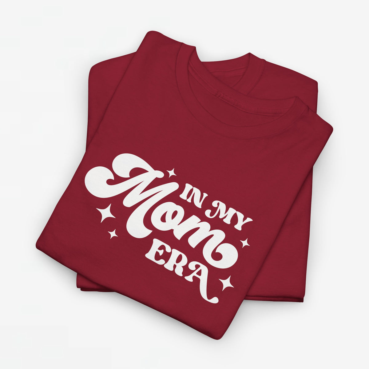 Rode oversized t-shirt met witte tekst 'IN MY MOM ERA'.