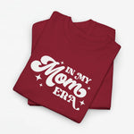 Rode oversized t-shirt met witte tekst 'IN MY MOM ERA'.