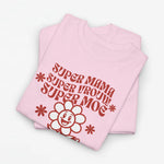 T-shirt oversized in lichtroze met rode tekstprint en bloemen rond een lachend figuur