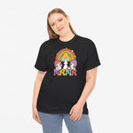 Zwart T-shirt met regenboogpaddenstoelprint en roze 'mama' letters, gedragen
