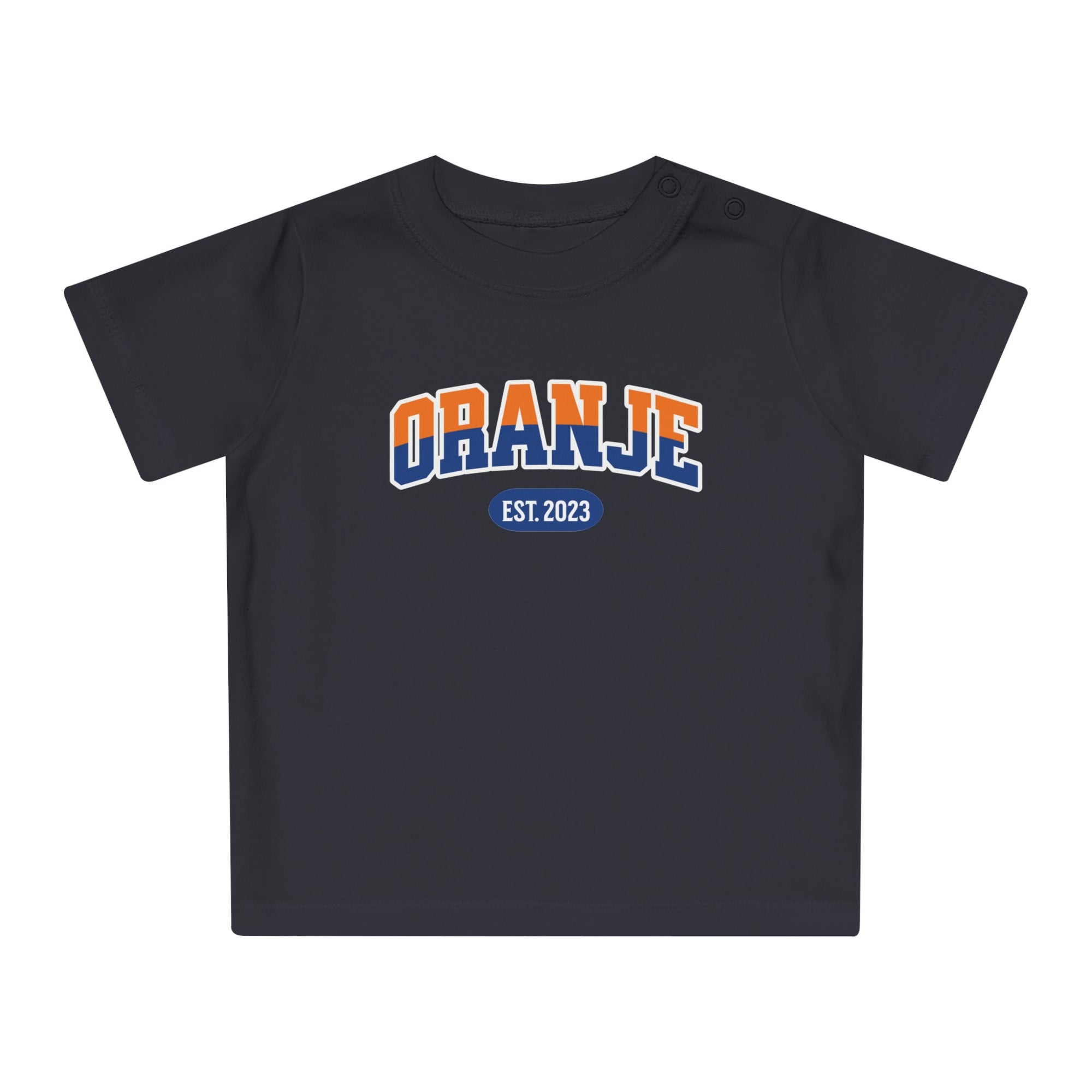 Baby T-shirt voor EK, WK en Koningsdag - Personaliseer met EST Jaar  - ORANJE - oranje en blauwe tekst (Voorkant)
