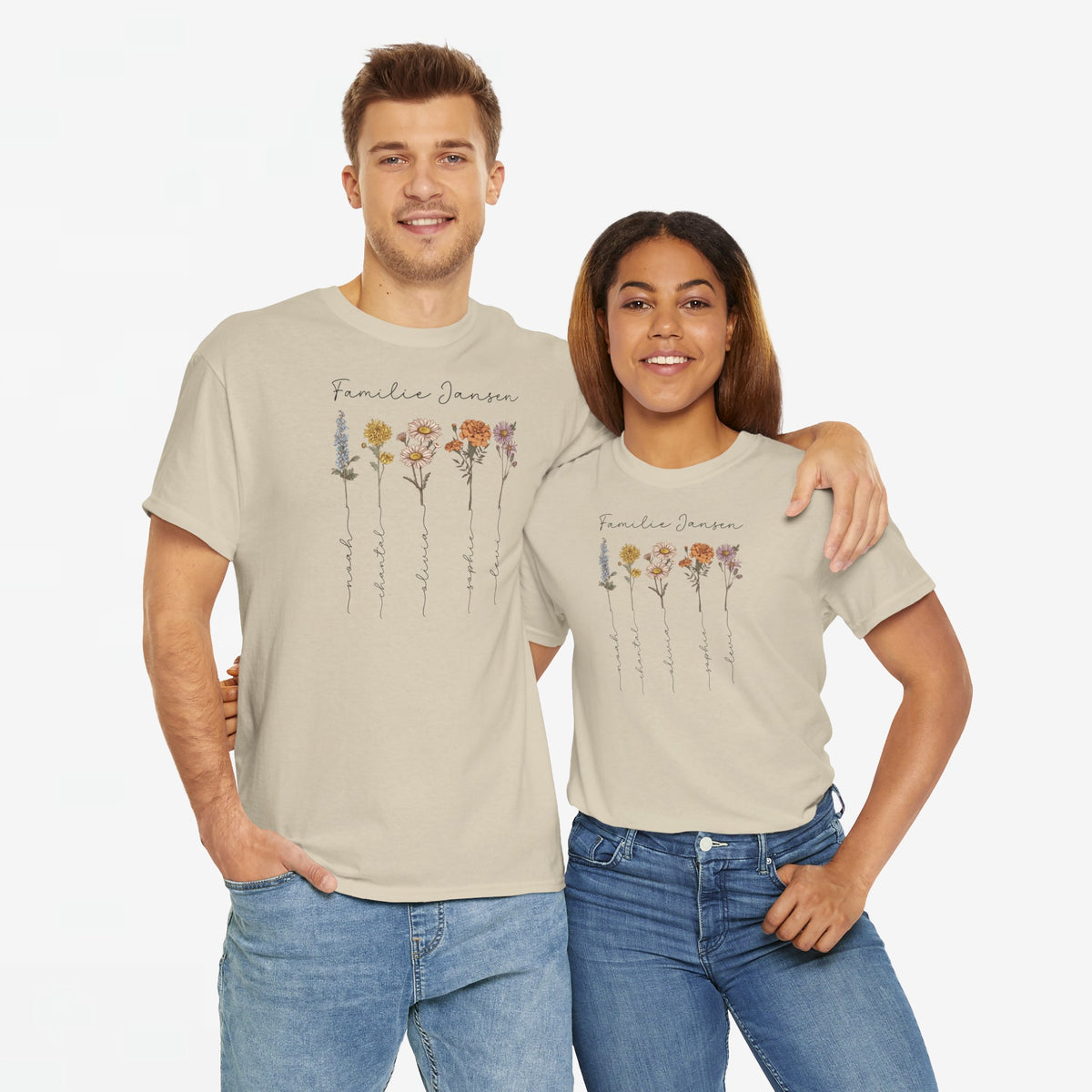 Twee sandkleurige T-shirts met ronde hals en bloemenprint met namen op de borst