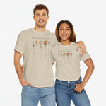 Twee sandkleurige T-shirts met ronde hals en bloemenprint met namen op de borst
