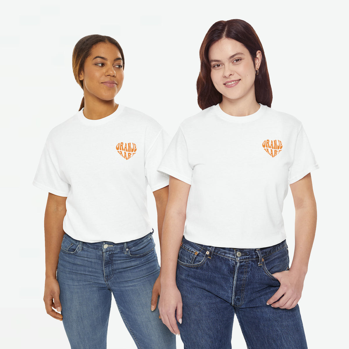 Twee dames T-shirts in wit met kleine oranje borstprint