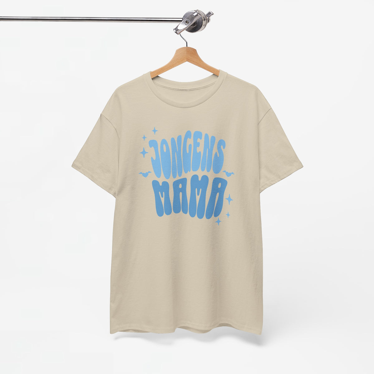 Beige T-shirt aan hangertje met blauwe 'MAMA'-tekstprint