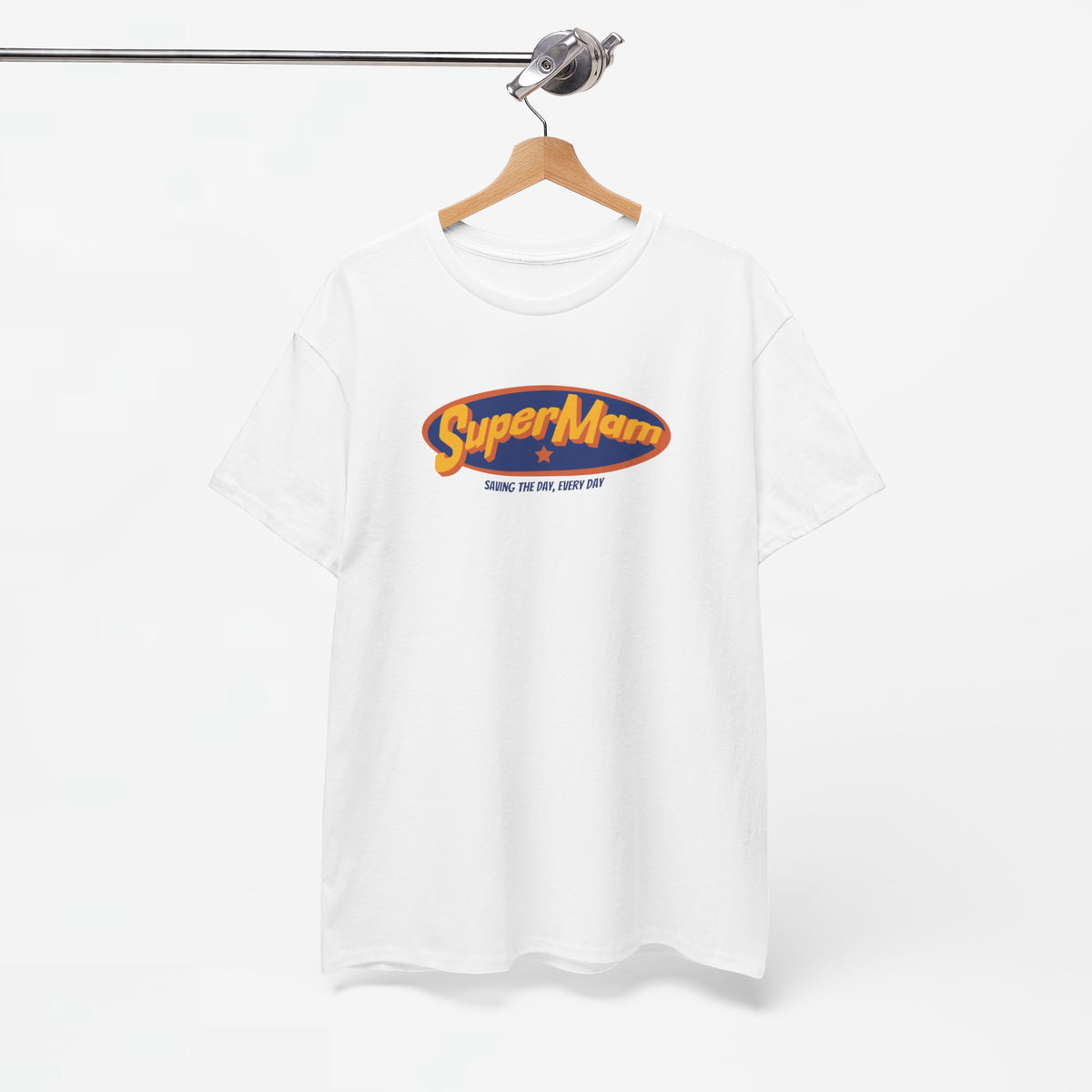 Witte T-shirt met ronde hals en SuperMam-logo op de borst, op hangertje