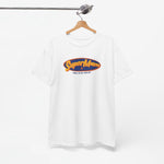 Witte T-shirt met ronde hals en SuperMam-logo op de borst, op hangertje