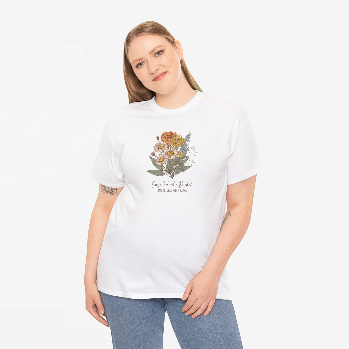 Gepersonaliseerd moederdag T-shirt wit met bloemenboeketprint op borst, gedragen door model