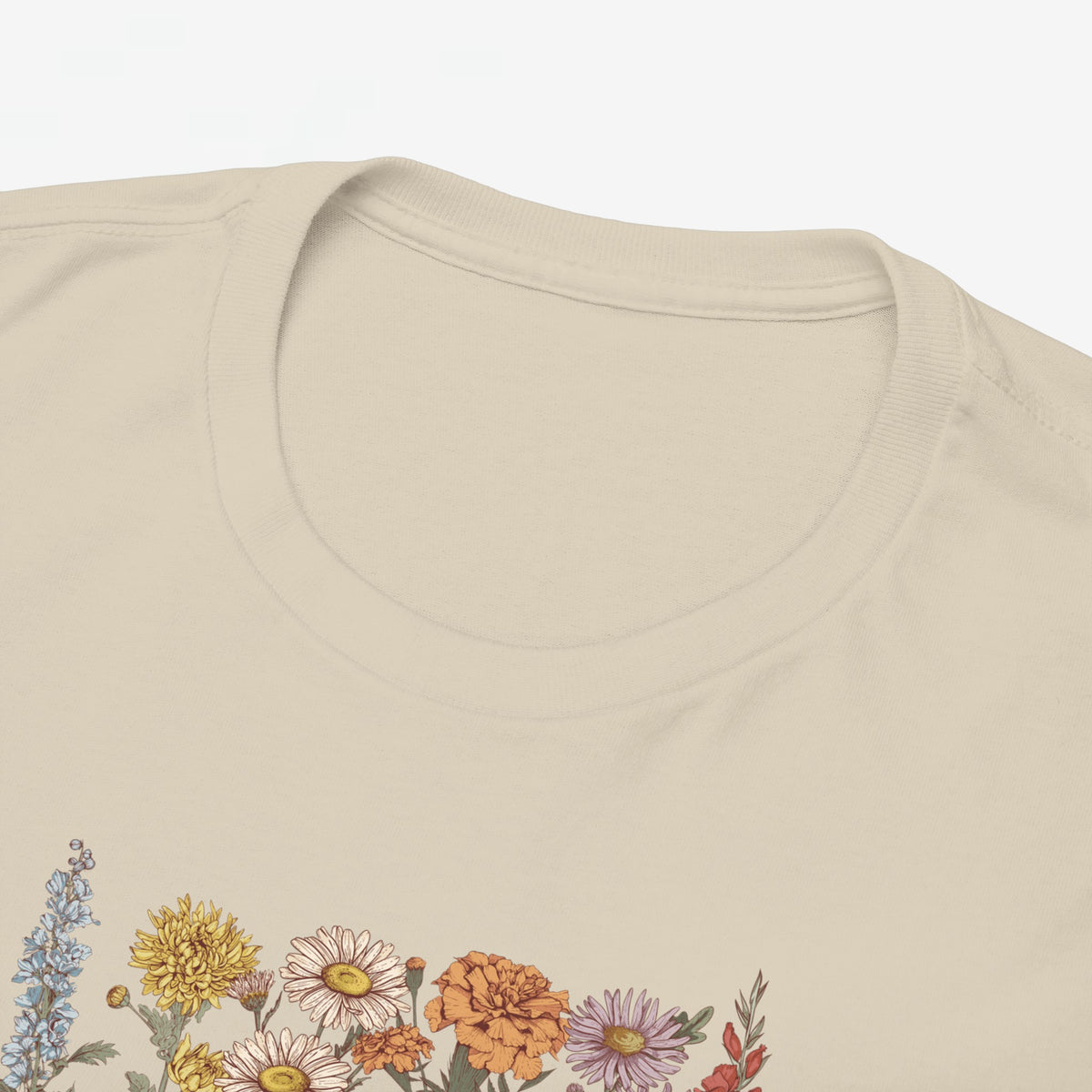 Zandkleurig mamashirt met bloemenprint en verticale namen