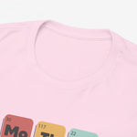 Roze T-shirt close-up: ronde hals en deel van borstprint met gekleurde blokken