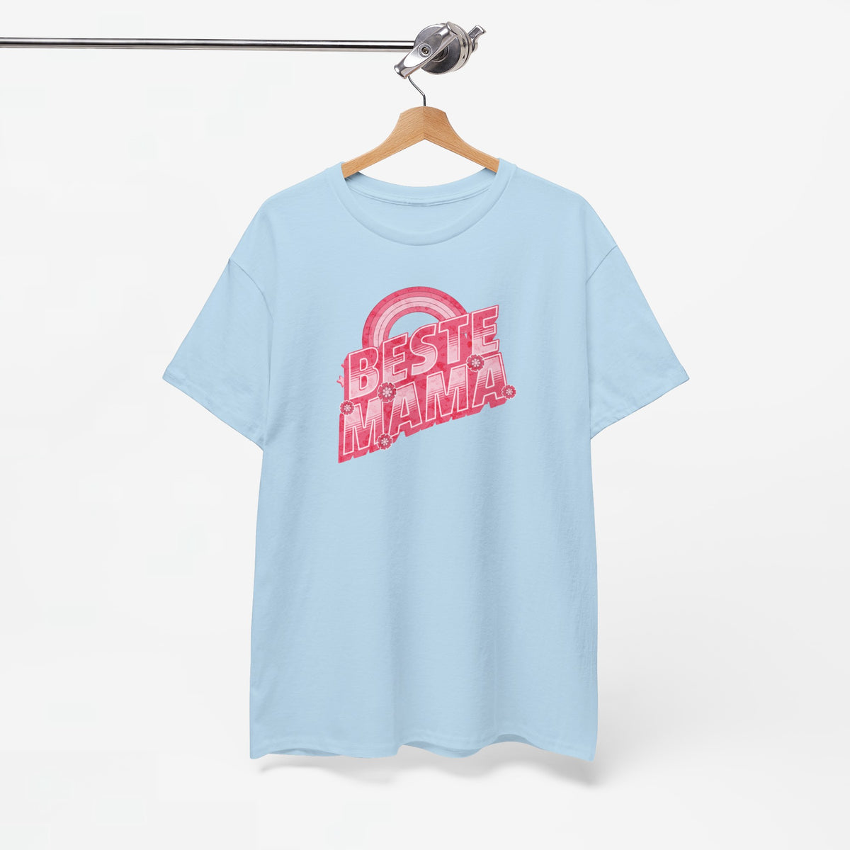 Lichtblauw T-shirt aan een hanger met rode “BESTE MAMA” opdruk op de borst.