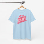 Lichtblauw T-shirt aan een hanger met rode “BESTE MAMA” opdruk op de borst.
