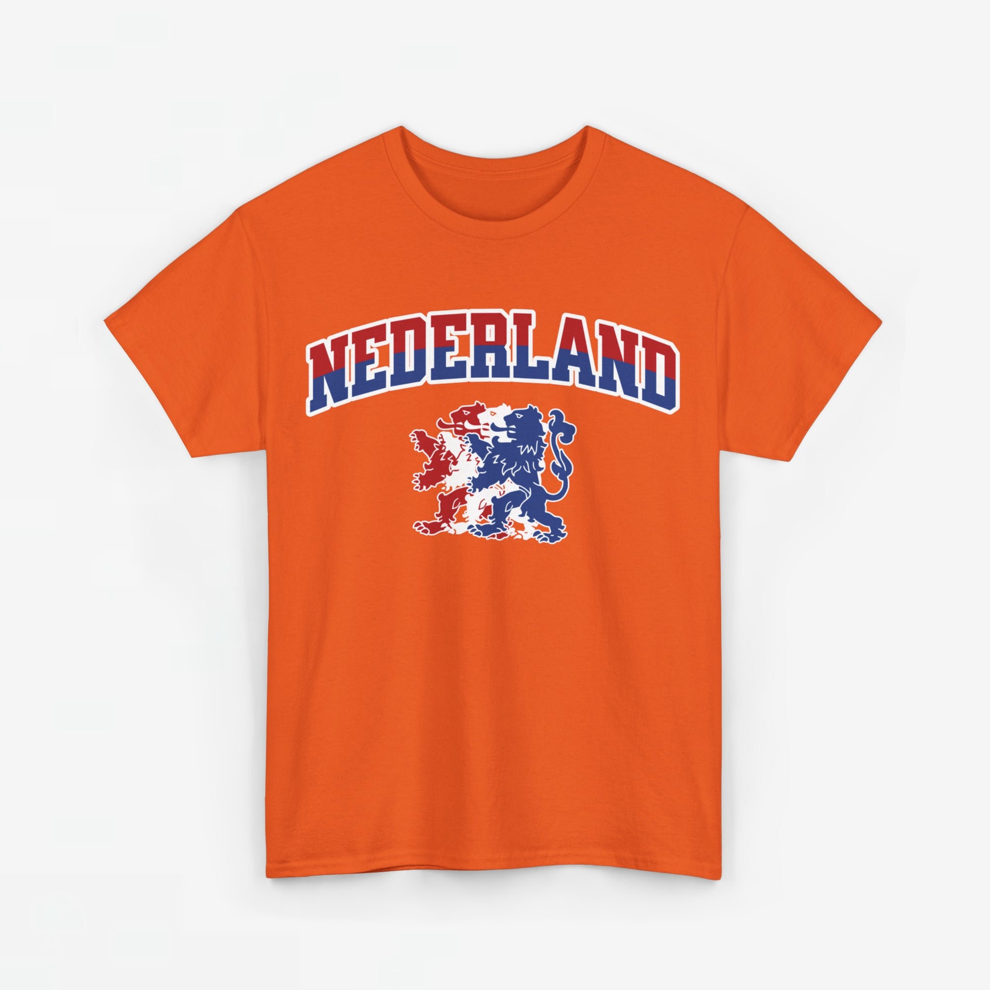 Oranje T-shirt voor EK, WK en Koningsdag - Personaliseer met Naam & Rugnummer - NEDERLAND met Leeuw (rode en blauwe tekst)