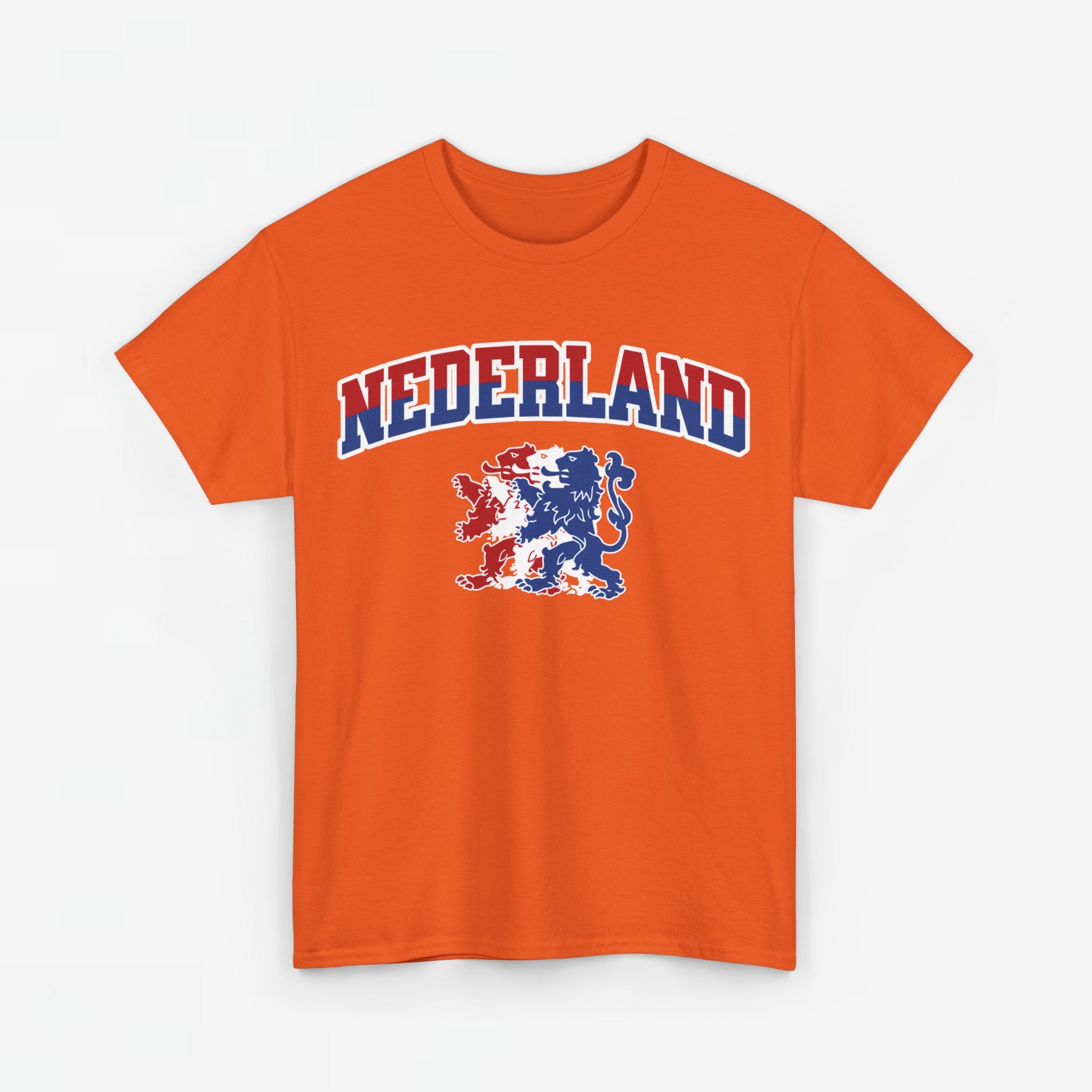 Oranje T-shirt voor EK, WK en Koningsdag - Personaliseer met Naam & Rugnummer - NEDERLAND met Leeuw (rode en blauwe tekst)