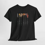 Zwart T-shirt met bloemenprint en verticale tekstlijnen op de borst