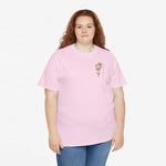 Roze T-shirt met kleine bloemetjesprint op de borst, model draagt