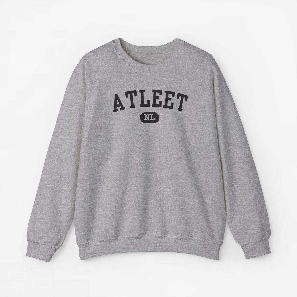 Lichtgrijze sweatertrui met ronde hals en ATLEET-print op de borst.