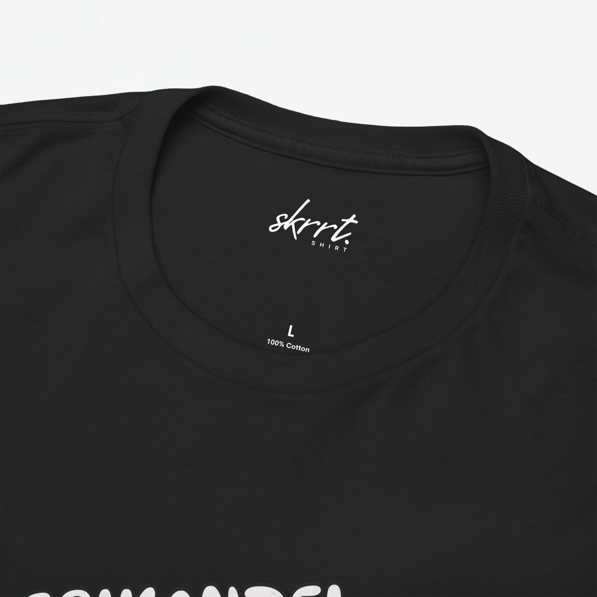 Zwarte T-shirt met ronde hals; frikandelprint op de borst en 100% katoen.