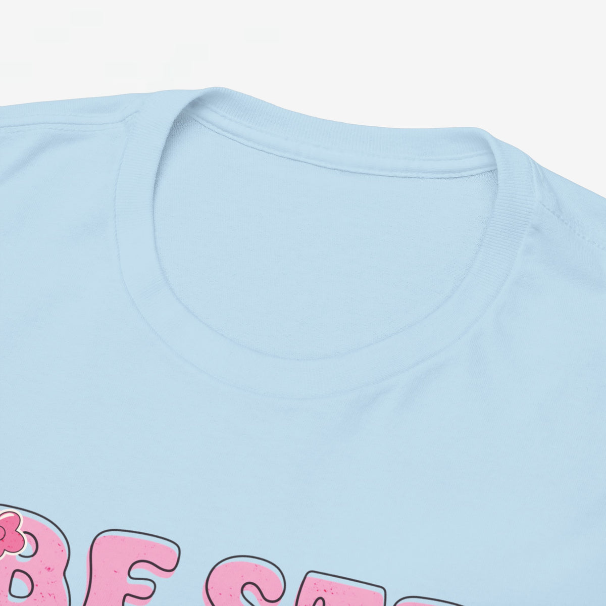 Close-up van lichtblauwe kraag van T-shirt met roze opdruk, ronding bij de hals