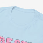 Close-up van lichtblauwe kraag van T-shirt met roze opdruk, ronding bij de hals