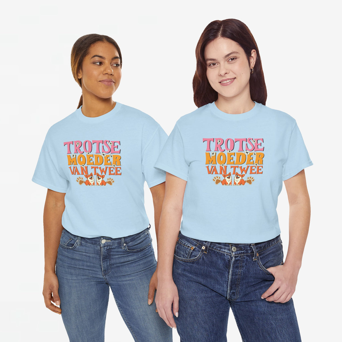 Lichtblauw T-shirt met borstprint 'Trots(e) moeder van twee', gedragen met jeans