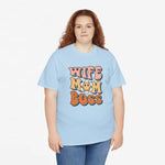 Lichtblauw losvallend T-shirt met ronde hals en grote bedrukking “WIFE MOM BOSS”.