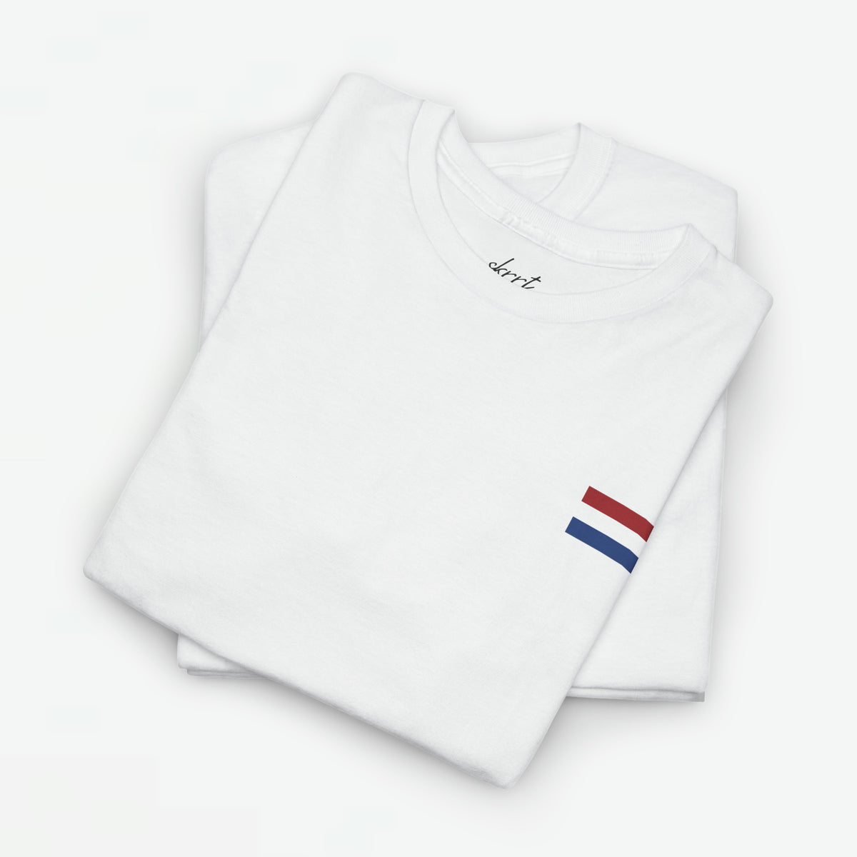 Wit T-shirt (oversized) met vlagprint in rood-wit-blauw op de borst, opgevouwen