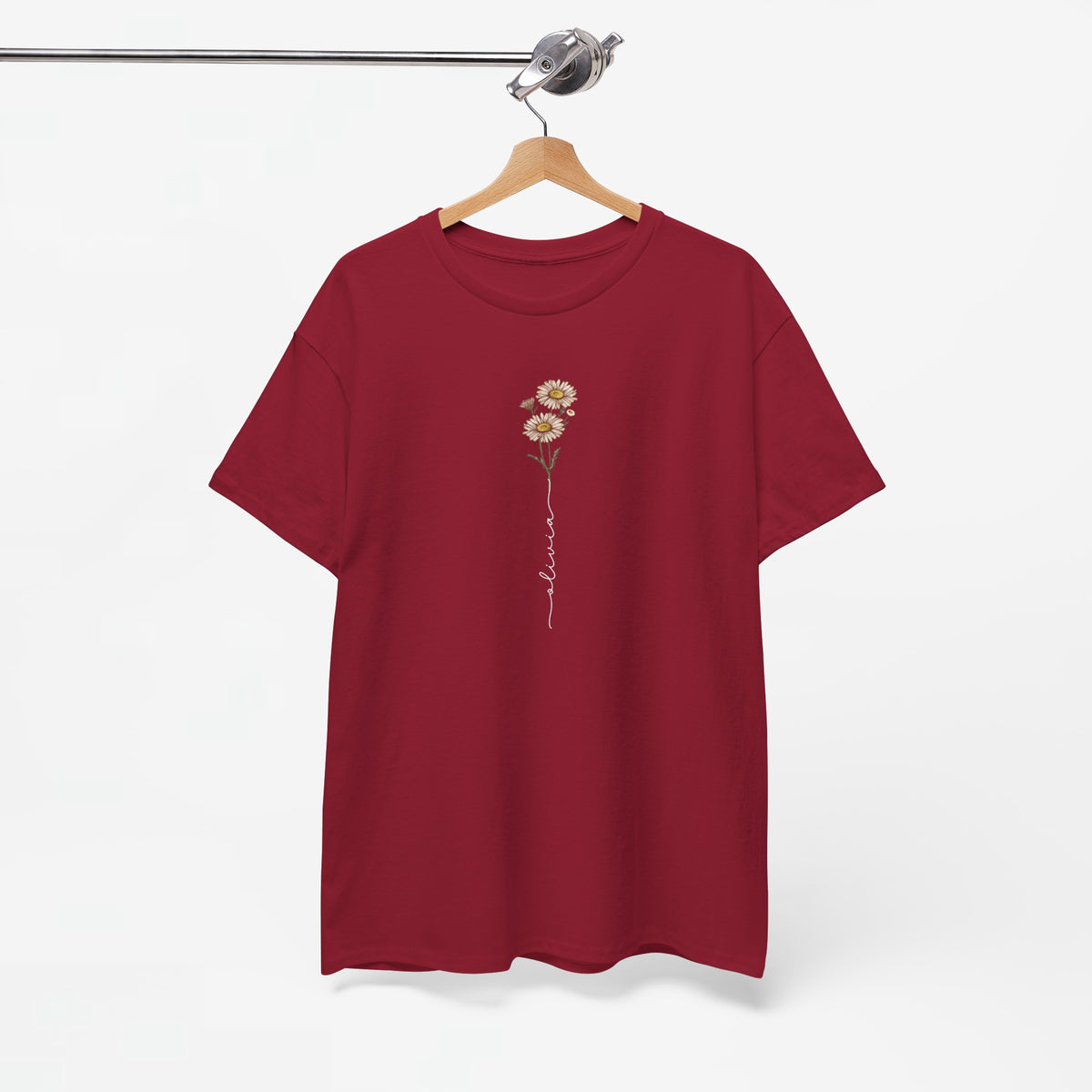 Bordeauxrode t-shirt op kleerhanger met geboortemaandbloem en naamprint