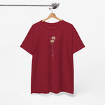 Bordeauxrode t-shirt op kleerhanger met geboortemaandbloem en naamprint