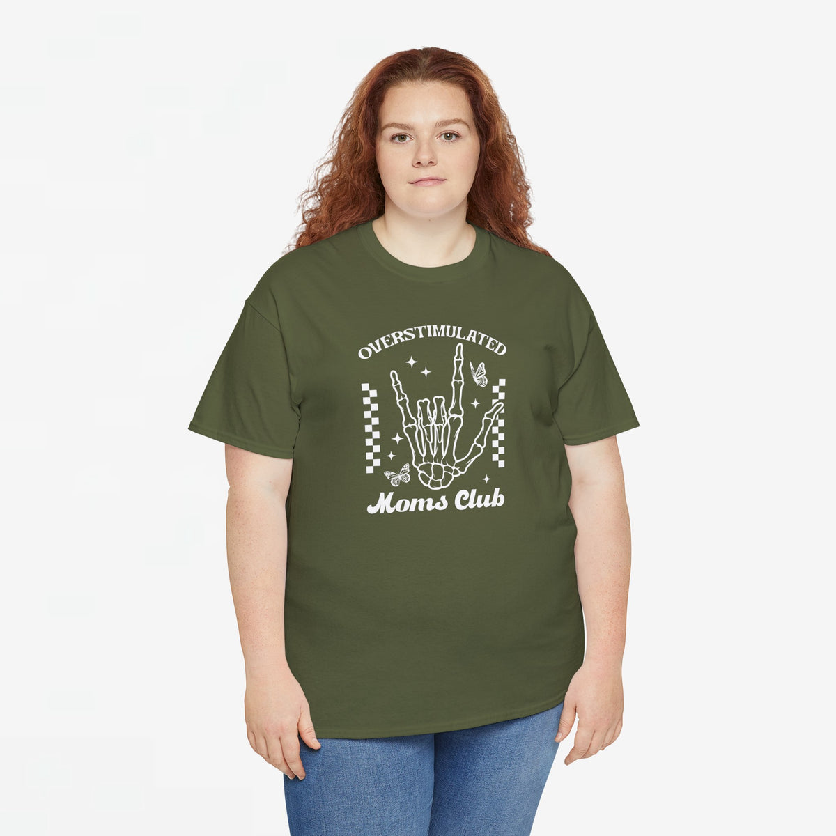 Militairgroen T-shirt op model met grote witte opdruk “OVERSTIMULATED Moms Club”