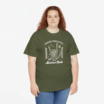 Militairgroen T-shirt op model met grote witte opdruk “OVERSTIMULATED Moms Club”