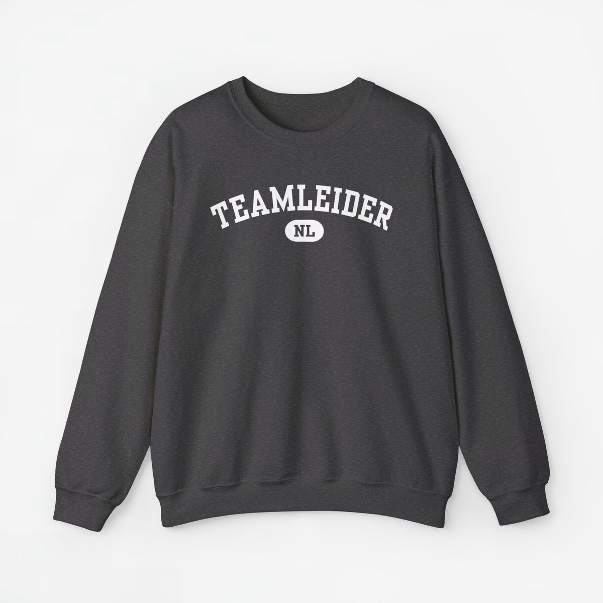 Donkergrijs sweatshirt met ronde hals, lange mouwen en borstprint “TEAMLEIDER NL”.