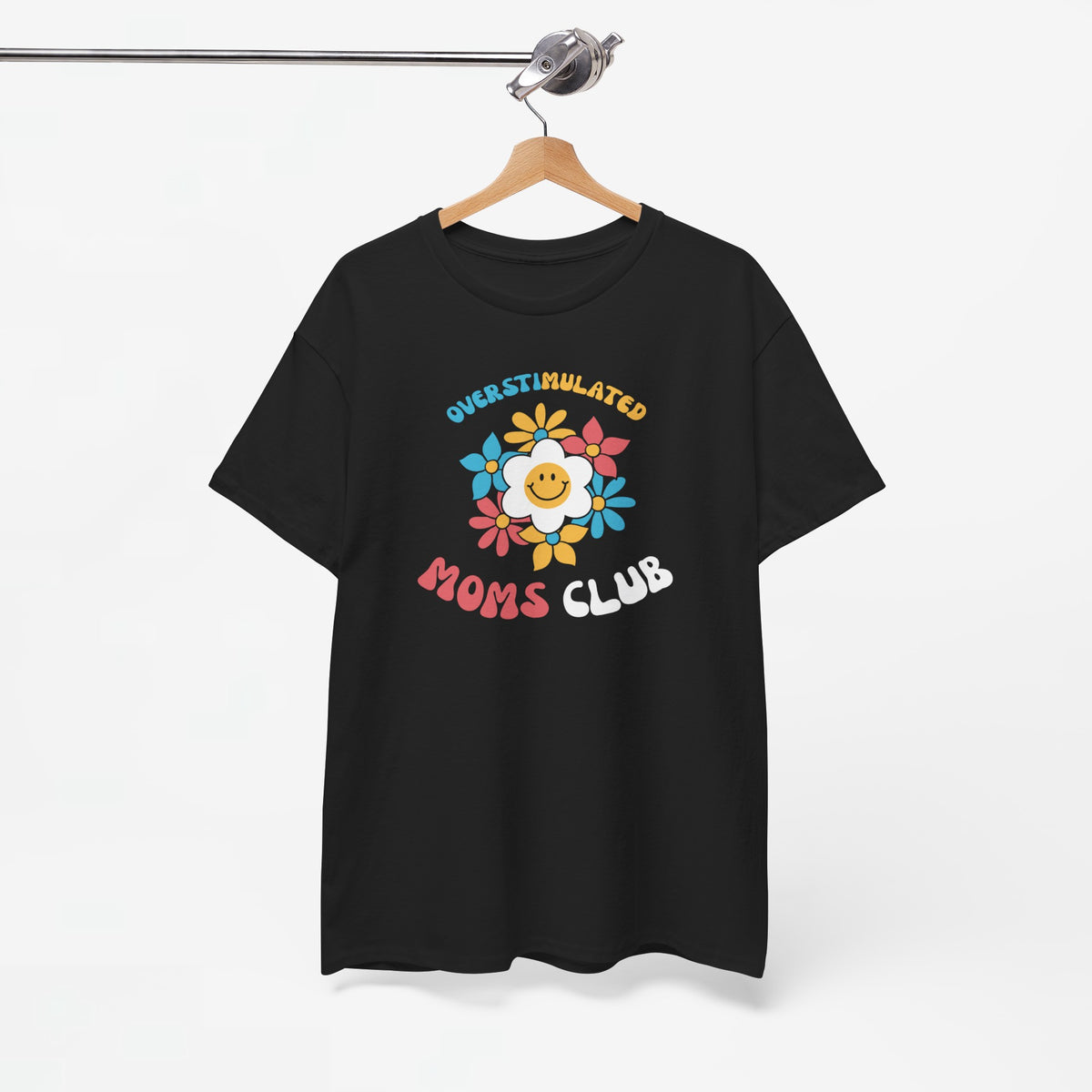 Zwart T-shirt aan hangertje met ronde hals en borstprint “Overstimulated Moms Club”