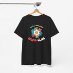 Zwart T-shirt aan hangertje met ronde hals en borstprint “Overstimulated Moms Club”