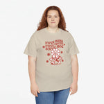 Sandkleurige oversized T-shirt met rode print van bloemen en figuur, model in beeld