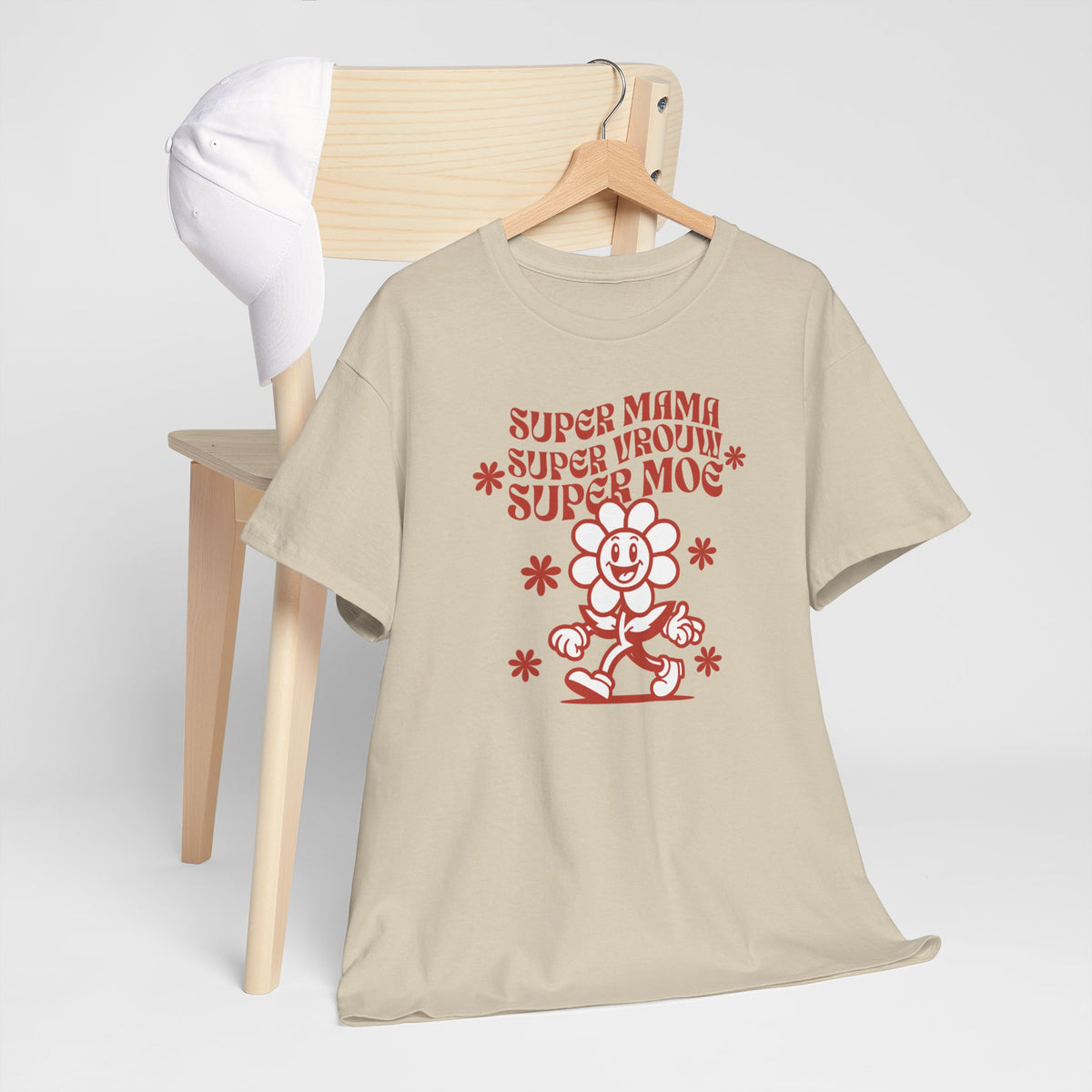 Sandkleurige oversized T-shirt op houten hanger met rode Moederdag-tekst en figuur