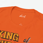 Oversized oranje T-shirt: close-up halsboord met merkopdruk en “100% cotton”