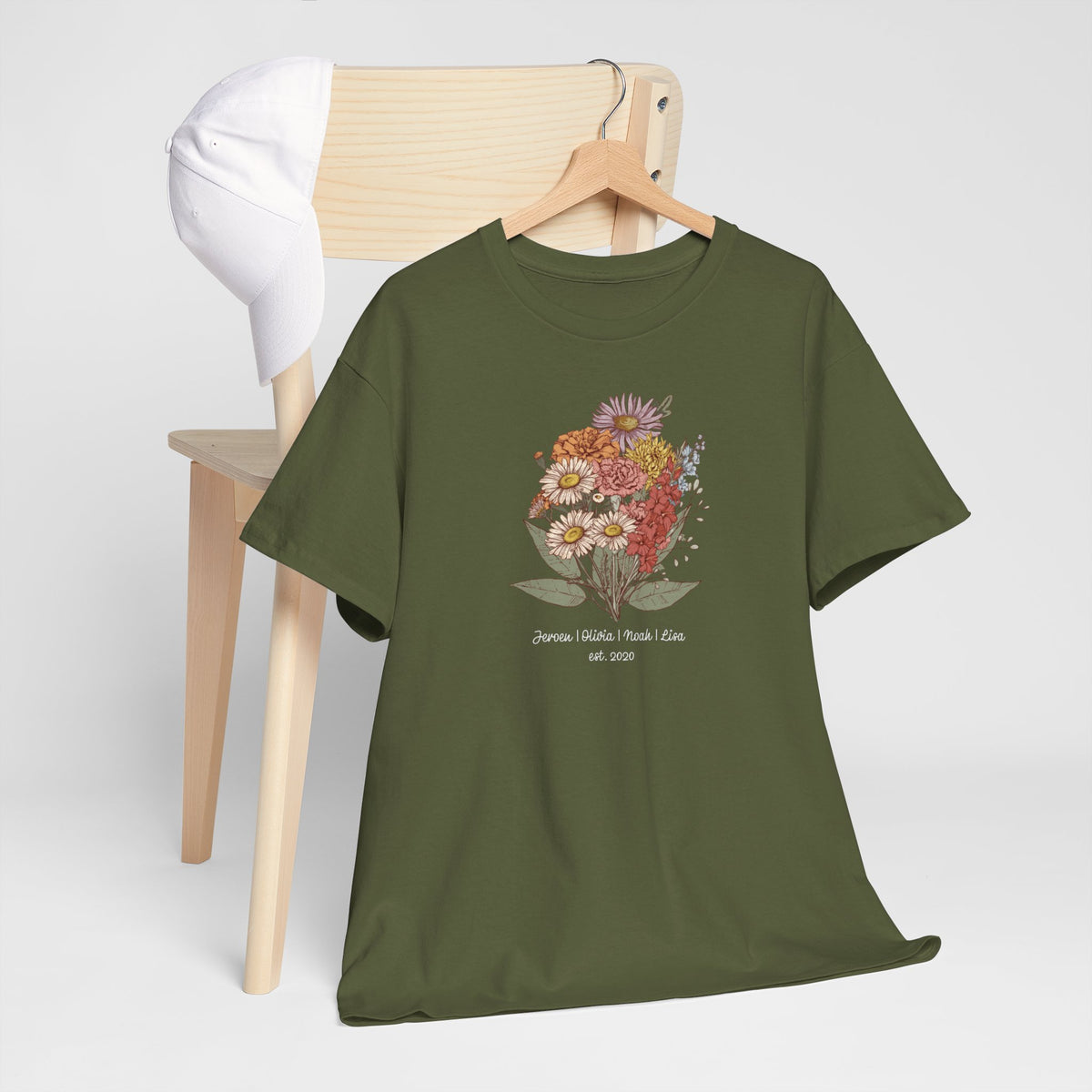 Olijfgroene T-shirt met bloemenboeketprint en kleine tekst onderin