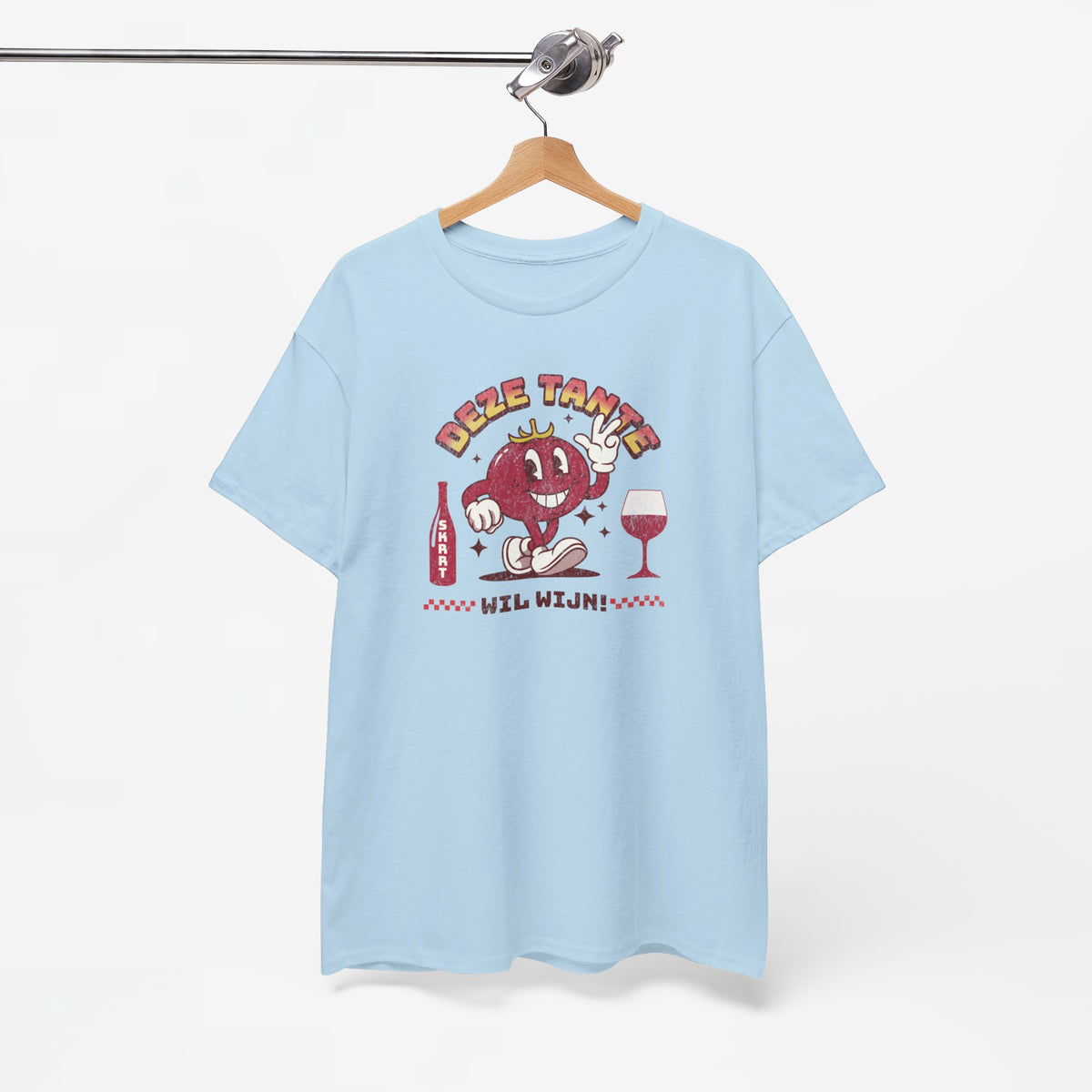 Lichtblauw T-shirt aan houten hanger met rode wijnkrabprint voorop