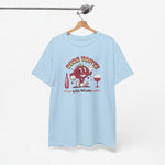 Lichtblauw T-shirt aan houten hanger met rode wijnkrabprint voorop
