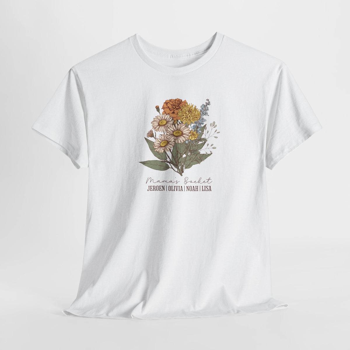 Wit T-shirt met bloemenboeketprint en naamtekst onderaan in bruin en groen.