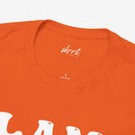 Halsboord van oranje heren T-shirt met kleine merkprint en “100% katoen” label