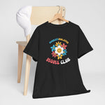 Zwart T-shirt op houten hanger met ronde hals en borstprint “Overstimulated Moms Club”