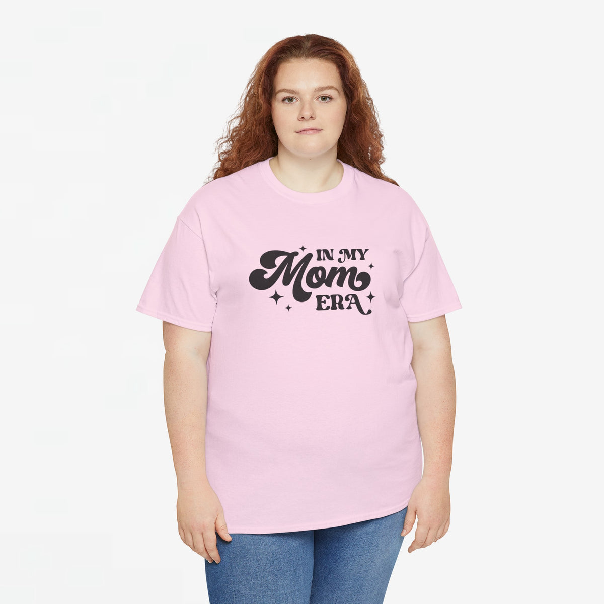 Roze oversized T-shirt met borstprint “In my Mom Era” vooraan, model in beeld.