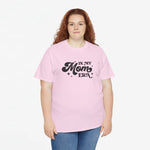 Roze oversized T-shirt met borstprint “In my Mom Era” vooraan, model in beeld.