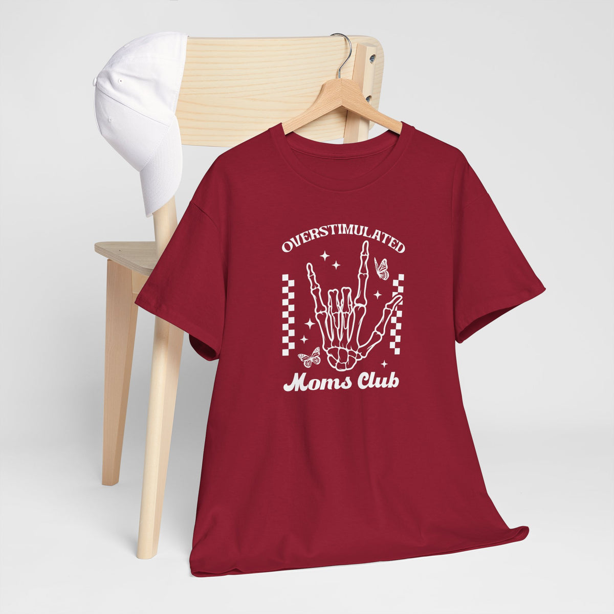 Rood T-shirt met ronde hals en witte borstprint, opgehangen aan houten hanger.